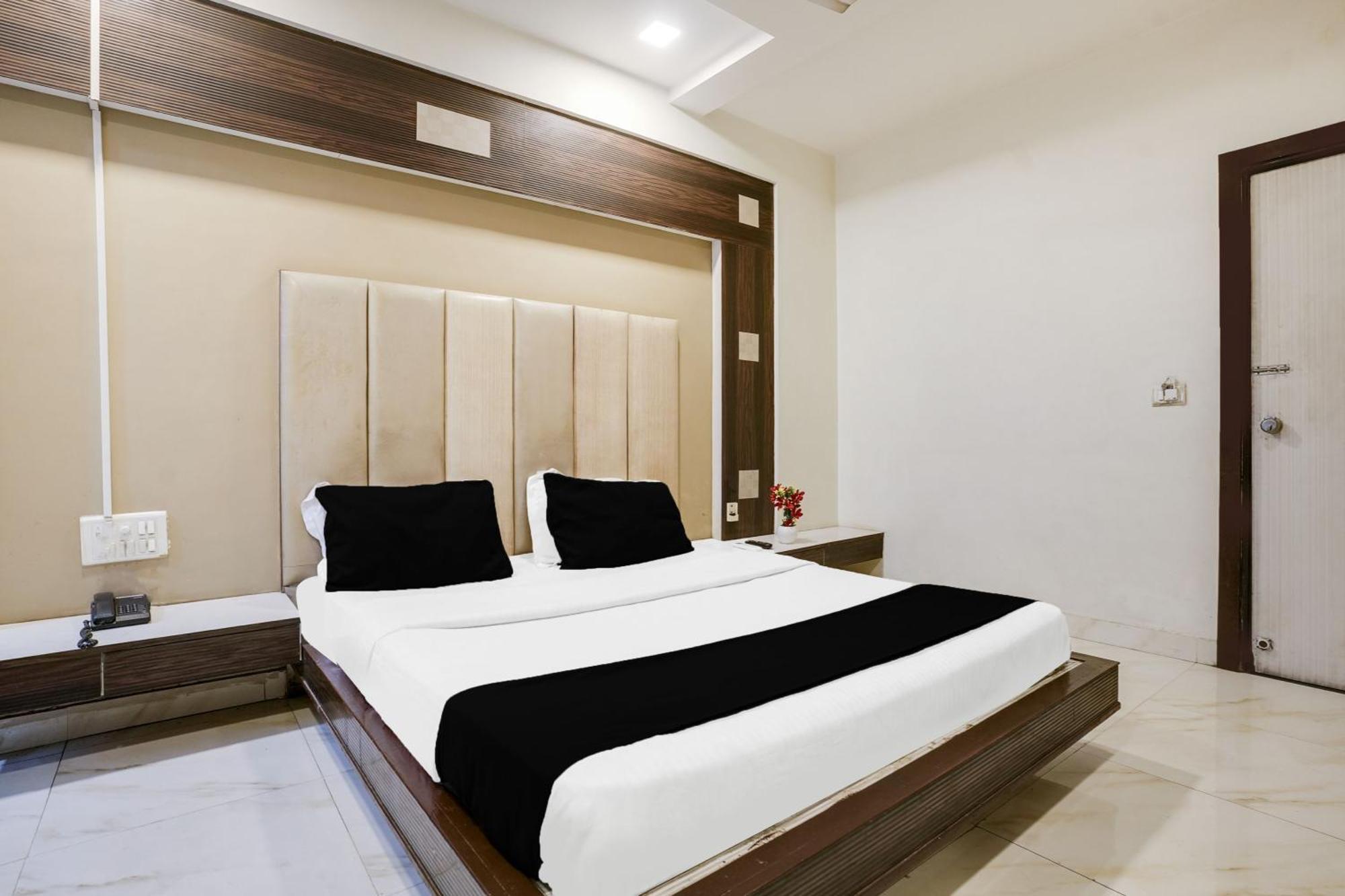 Hotel O Vanya Palace Ahmedabad Exterior photo