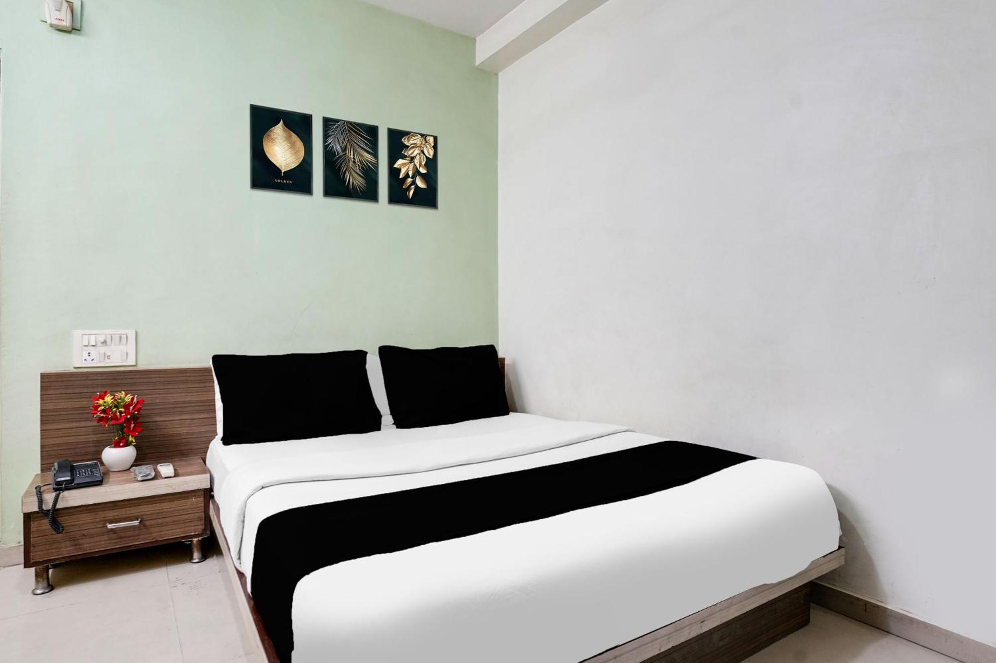 Hotel O Vanya Palace Ahmedabad Exterior photo