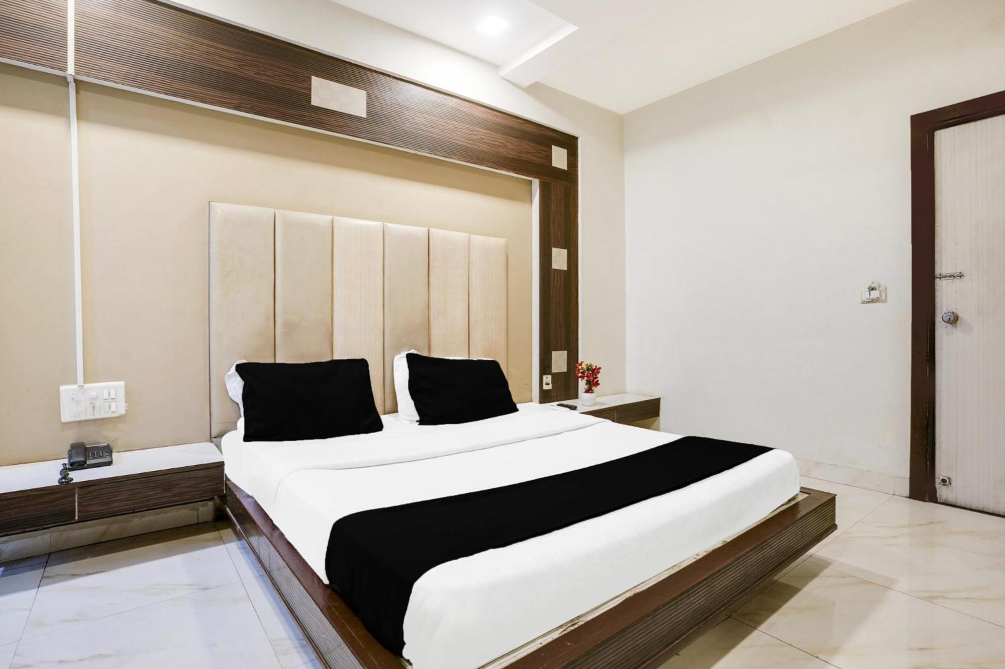 Hotel O Vanya Palace Ahmedabad Exterior photo